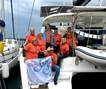 Crew Schiff 3 - mit Fonsi und der Jubiläumsflagge